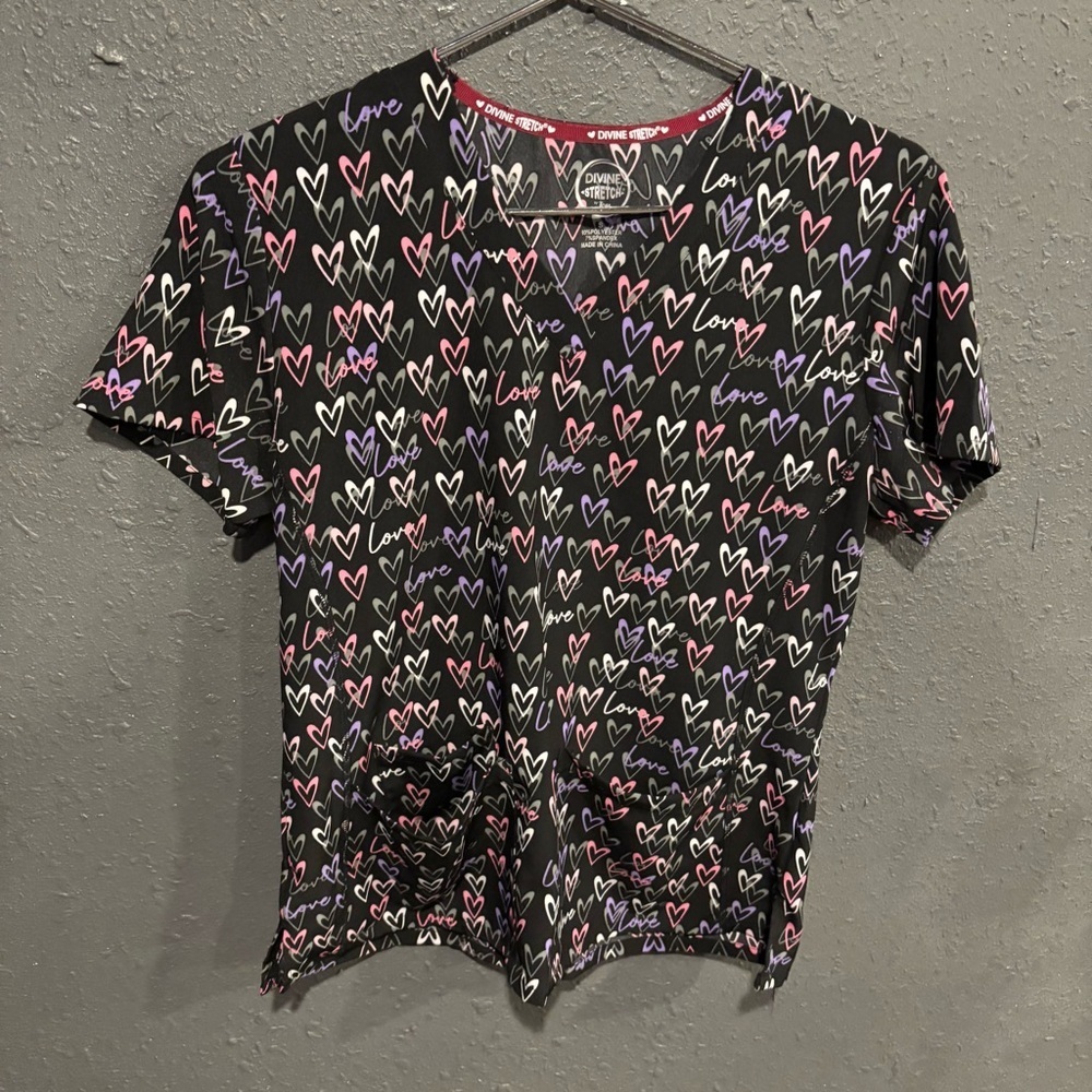 Women's Divine Stretch Black Heart Print Scrub Top